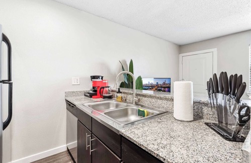 Riverside Apartment | Charming King Bed 1BR, 5 Min to DT w/pool