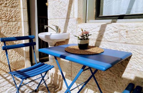 Nachlaot Apartment | Charming Kosher Private Duplex, Prime City Center, Steps to Machane Yehuda
