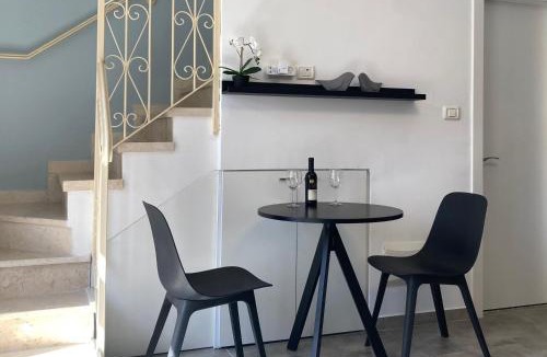Nachlaot Apartment | Charming Kosher Private Duplex, Prime City Center, Steps to Machane Yehuda