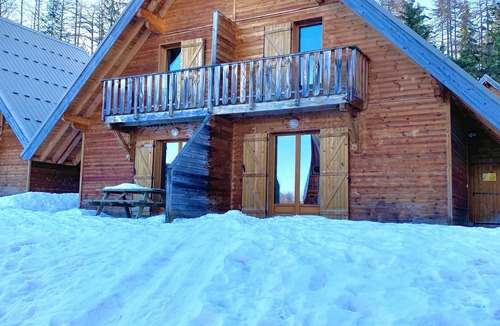 La Joue du Loup Ski Chalet | Charming La Joue Du Loup chalet (sleeps 6 to 8) 300 meters from the slopes