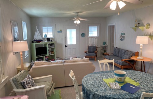 Lakeside Cottage | Charming Lakeside Cottage