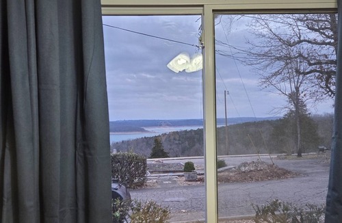 Mountain Home Cottage | Charming Lake Cottage 8 at Teal Point Resort with Dazzling Views of Lake Norfork