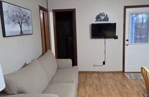 Mountain Home Cottage | Charming Lake Cottage 8 at Teal Point Resort with Dazzling Views of Lake Norfork