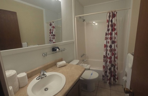 Mountain Home Cottage | Charming Lake Cottage 8 at Teal Point Resort with Dazzling Views of Lake Norfork