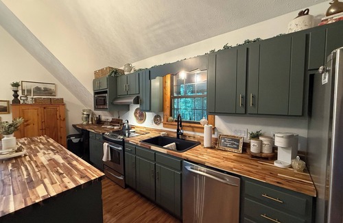Cub Run Cabin | Charming lake front 3-bedroom/loft cabin w/AC, WiFi in delightful Cub Run, KY.