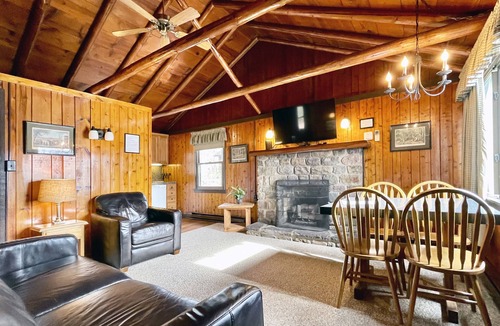 Reeders Cabin | Charming Lake Front Log Cabin with Fire Pit in the Poconos