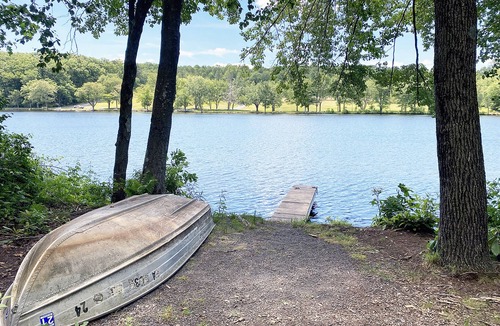 Reeders Cabin | Charming Lake Front Log Cabin with Fire Pit in the Poconos