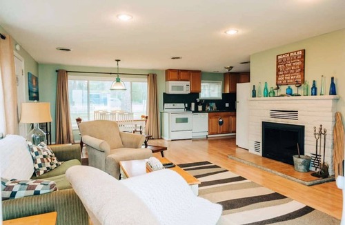 Oscoda House | Charming Lake Huron Cottage Private Beach Access