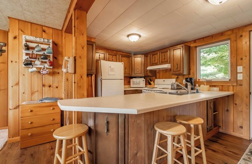 Friendship Cottage | CHARMING LAKEFRONT COTTAGE ON THE EASTERN SIDE OF CASTLE ROCK LAKE