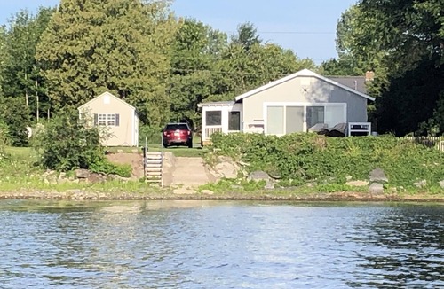 South Hero House | Charming lakefront cottage