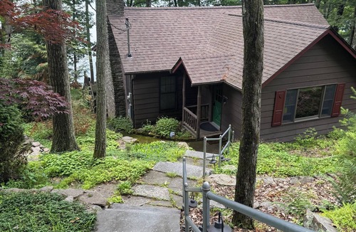 Paupack Cabin | Charming Lakefront Cabin with private dock - kid and pet friendly!
