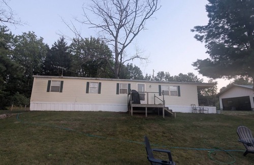 Moorestown Cottage | Charming Lakefront Cottage with WiFi and AC