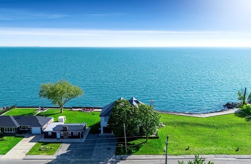 Leamington House | Charming Lakefront Vacation Rental on Lake Erie for a Memorable Family Escape in Leamington, Ontario