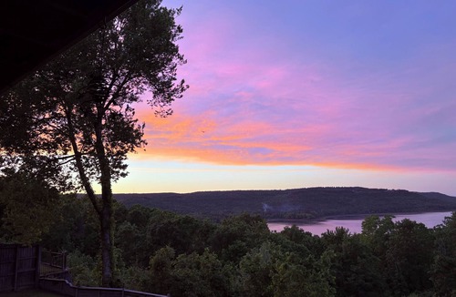 Quitman Cabin | Charming Lakehouse overlooking Greers Ferry Lake