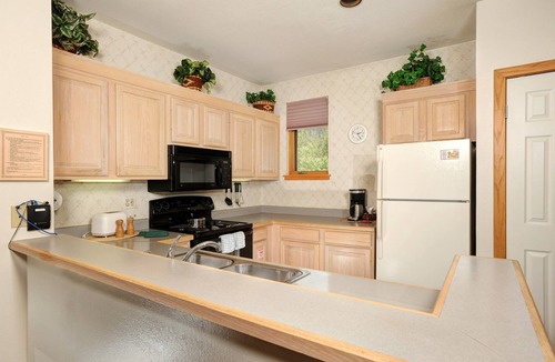 Lakeside Village Condo | Charming Lakeside 1 Bedroom Condo