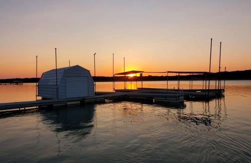 Cisco Ski Chalet | Charming Lakeside Cabin with Fire Pit & Private Dock Near Lake Cisco, Cisco, TX