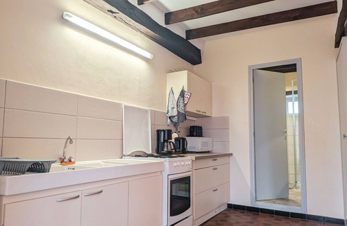 Migne Cottage | "Charming Lakeside Ground-Floor Cottage in Berry with Inclusive Amenities & Private Parking"