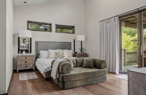 Spicewood House | Charming Lakeside Cabin - BBQ Grill - Pickleball