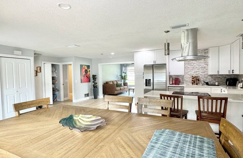 Palm Harbor House | Charming large 2-bedroom house 15 min to beach