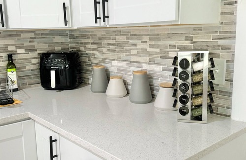 Palm Harbor House | Charming large 2-bedroom house 15 min to beach