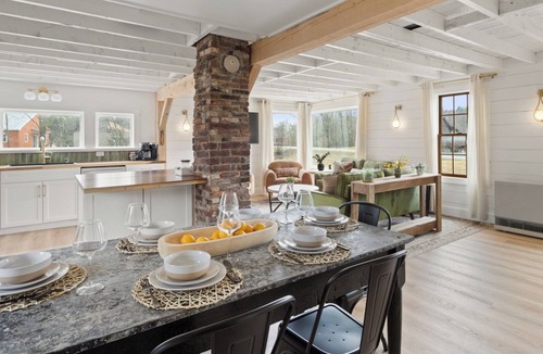 Moscow House | Charming Large 6-bedroom farmhouse in Stowe Lower village with Soaking tub