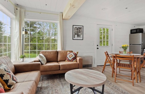 Moscow House | Charming Large 6-bedroom farmhouse in Stowe Lower village with Soaking tub