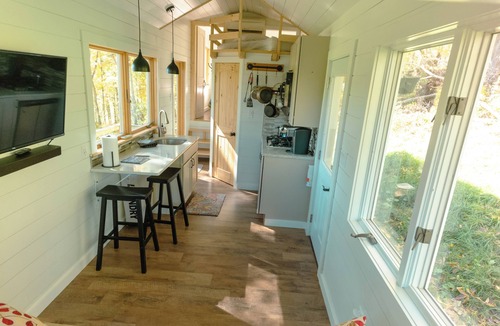 Spring Mills House | Charming "Little House" at Buckleberry View>EV Charging>Gorgeous View>Hot Tub