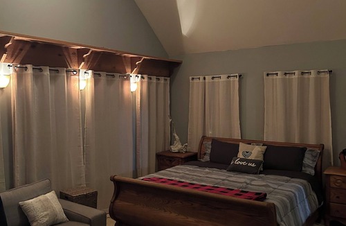 Roswell Cabin | Charming lodge in peaceful Roswell with WiFi, AC and lots of fun around.