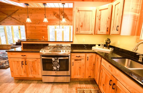 Rapid River Cabin | Charming lodge with 3 bedrooms, 2 bathrooms and amenities