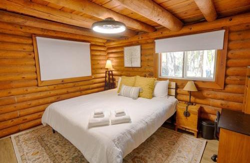 Pinetop-Lakeside House | Charming Log Cabin in Tall Pines with Fire Pit Near Trails & Lake