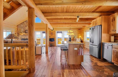 Cripple Creek Cabin | Charming Log Cabin + Mountain Views + Fireplace + Hot Tub + Pet Friendly