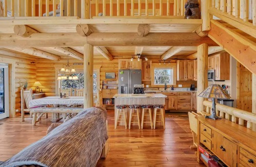Cripple Creek Cabin | Charming Log Cabin + Mountain Views + Fireplace + Hot Tub + Pet Friendly