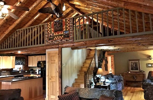 Oakley Cabin | Charming Log Cabin Getaway with Private Hot Tub near Decatur, Illinois