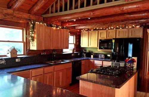 Oakley Cabin | Charming Log Cabin Getaway with Private Hot Tub near Decatur, Illinois
