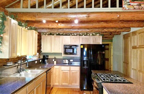 Oakley Cabin | Charming Log Cabin Getaway with Private Hot Tub near Decatur, Illinois
