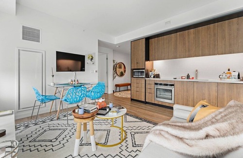 East Cambridge Apartment | Charming Luxurious Retreat: The Dazzling Two-Bedroom, Two-Bath Suite in Cambridg