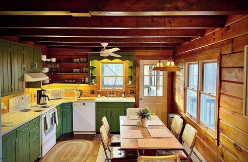 Pratts Cabin | Charming Madison Cabin. Hot Tub, Fire pit & WiFi