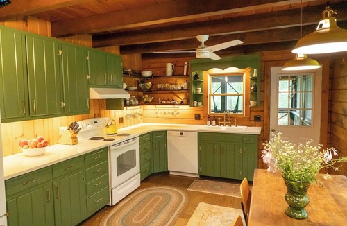 Pratts Cabin | Charming Madison Cabin. Hot Tub, Fire pit & WiFi