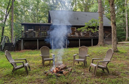 Pratts Cabin | Charming Madison Cabin. Hot Tub, Fire pit & WiFi