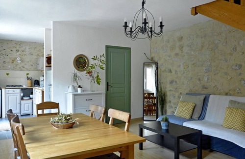 Barret-de-Lioure Apartment | Charming "Malia" gîte in a peaceful setting facing Mont Ventoux