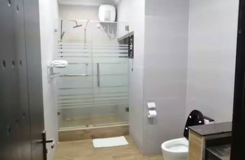 Lagos Cabin | Charming Master Suite 24hr Power & Wifi