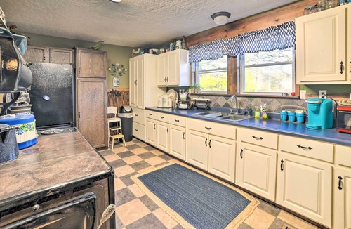 Como House | Charming McKenzie Farmhouse w/ Fire Pit!