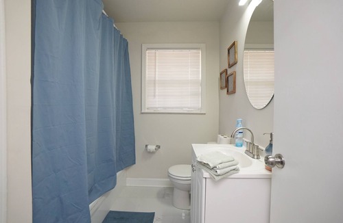 Whitehaven House | Charming Mid Century 3BR 2BA Home Near Graceland