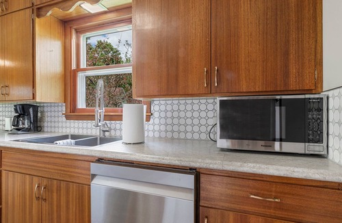 Cumberland House | Charming mid-century modern 2-bedroom home with views of Beaver Dam lake