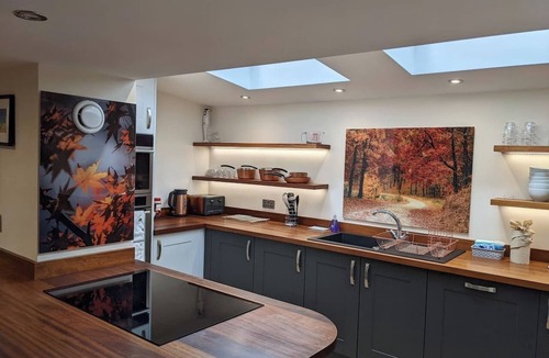 Cinderford Cottage | Charming Miners' Cottage | Dog Friendly w/Hot Tub