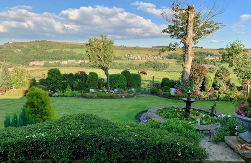 Keighley House | Charming Modernized 16Th Century Farm House with stunning garden & views