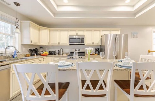 Worcester House | Charming Modern 3-bdrm house. Stroll to Lake Quinsigamond in Worcester