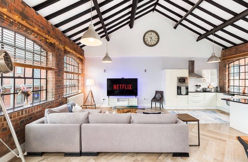 Birmingham City Centre House | Charming, modern and spacious 4bed townhome with WiFi in JQ with secure parking