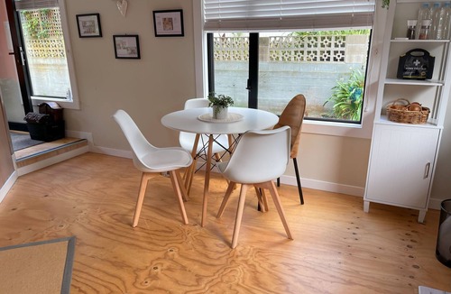 Paraparaumu House | Charming, modern beach-side property, 100steps from the beach in Raumati Beach