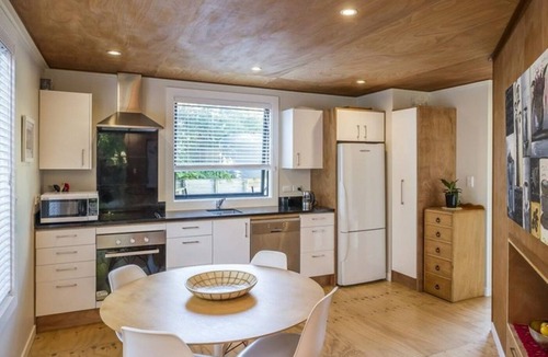 Paraparaumu House | Charming, modern beach-side property, 100steps from the beach in Raumati Beach